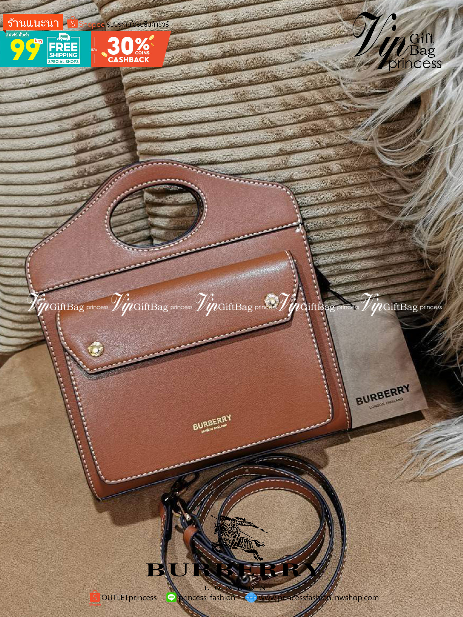BURBERRY FRAGRANCES CROSSBODY BAG VIP GIFT WITH PURCHASE (GWP) พรีเมี่ยมกิ๊ฟ Limited Edition ใหม่ล่าสุดจาก BURBERRY PERFUME วัสดุหนังแท้ Calf Skin ทรงเหลี่ยม ดีไซน์สวยหรูอยู่ทรง ด้านหน้ามีช่องใส่ของ ภายในโล่งกว้าง มีช่องซิปแบรนด์ สามารถใส่กระเป๋าสตางค์ใบย