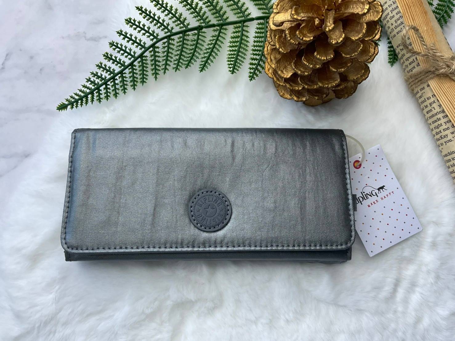 กระเป๋าสตางค์ยาว 3 พับตอน Kipling Brownie long tri-fold wallets กระเป๋าสตางค์ยาวแบบ3พับตอน วัสดุกันน้ำ เปิดปิดด้วยกระดุมแป๊ก มีช่องใส่ธนบัตรหลายช่อง ช่องเสียบการด์ได้ถึง13ช่องลายจุด และใส่รูปภาพได้อีก2ช่อง ช่องซิปใส่เหรียญ ช่องธนบัตร 3 ช่อง ที่จับหัวซิปปั