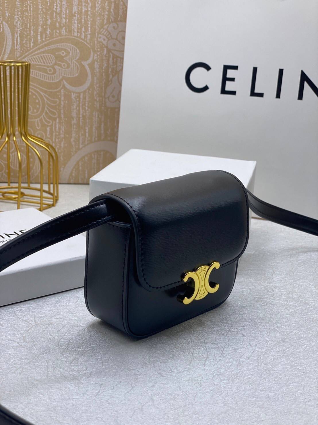 CELINE MINI TRIOMPHE IN TRIOMPHE Shiny calfskin เกรดออริจินอล กระเป๋ามินิทรงชิค ดีไซน์รูปกล่องสุดแสนมินิมอล สามารถสะพายแบบ Crossbody และยังเป็น Belt Bagได้อีกด้วย วัสดุแคนวาสลาย Triomphe แบบไม่มีตกยุค ด้านหน้าโดดเด่นด้วยโลโก้สีทอง