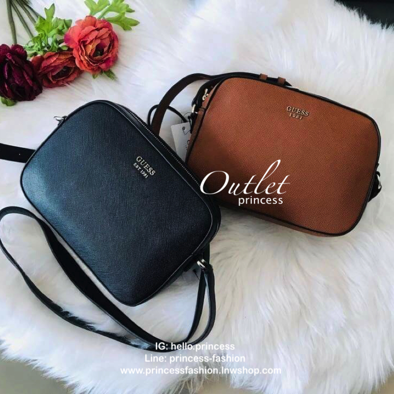 GUESS ZIP TOP KAMRYN CROSSBODY BAG กระเป๋าสะพายรุ่นยอดนิยม วัสดุ PU คุณภาพดี น้ำหนักเบา ด้านหน้าประดับด้วยโลโก้แบรนด์สุดหรู เปิดปิดกระเป๋าด้วยซิปสะดวกใช้ ด้านในโล่งกว้างมีช่องซิปและช่องใส่บัตร สามารถใส่มือถือได้ทุกรุ่น กระเป๋าสตางค์ใบสั้นได้ ซับในลายแบรนด