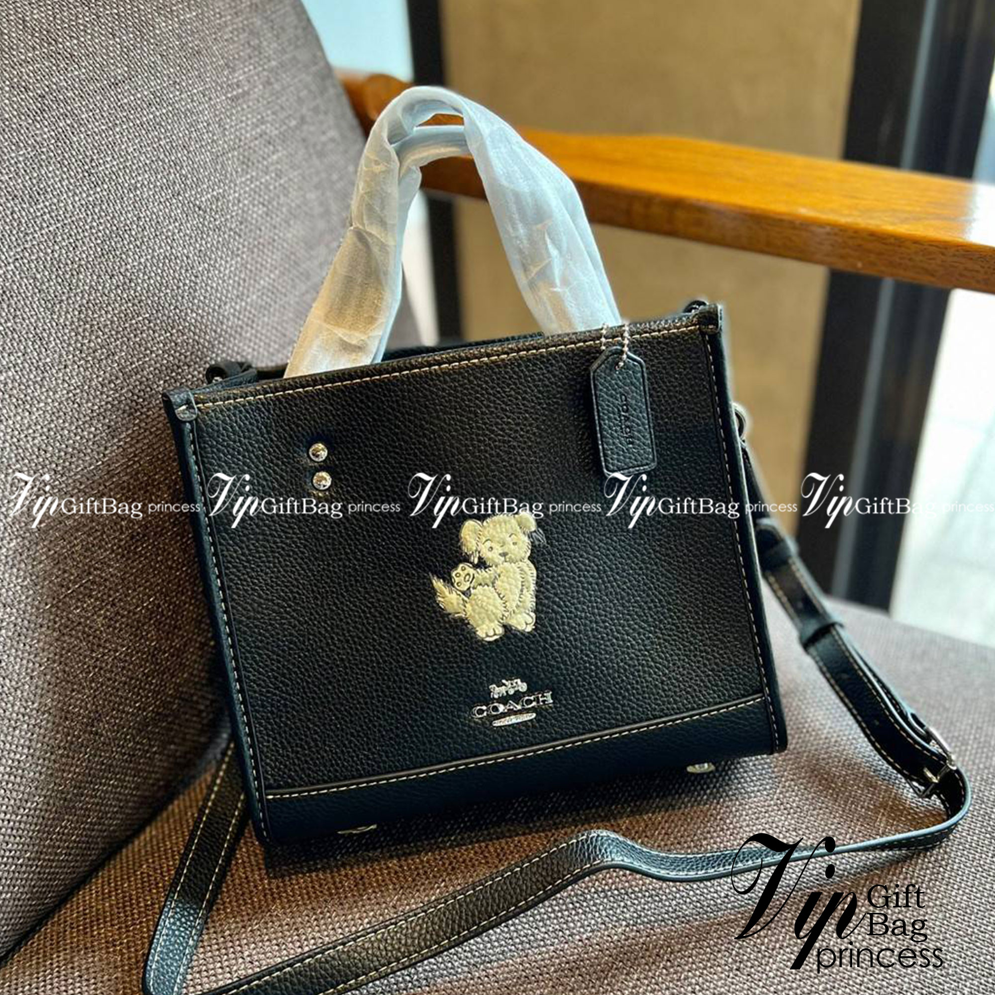 COACH DEMPSEY TOTE WITH HAPPY DOG ((CD448)) 🐶 รุ่นใหม่ล่าสุด น้องหมาน่ารักมากๆค่ะ! ยังไม่เข้าไทย กับกระเป๋าDempsey tote รุ่นใหม่ล่าสุด ที่ออกแบบด้านหน้ารูปสุนัขซุกซนเข้ามา ตรงใจใครหลายคนๆเลยทีเดียว หนังแท้อย่างดี หนังมีความนุ่มและนิ่มมากๆ หลงรักแน