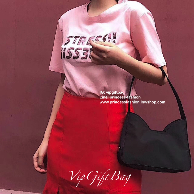 สไตล์คล้องแขนรุ่นใหม่ จากแบรนด์ Prada ขนาดกะทัดรัด แต่ใส่ของได้เยอะคะ ใสกระเป๋าตังยาว ได้สบายๆคะ จะคล้องมือ คล้องแขน สะพายไหล่ แบบไหนก็สวยหรูเหมือนกันคะ ทรงออกแบบมาเพื่อ สาวๆเลยคะ สวยหรูดูแพงมากคะ ทางร้านคอนเฟริมเลยคะ ด้านข้างมีโลโก้แบรนด์ สะดุดตา ดูแพงมา