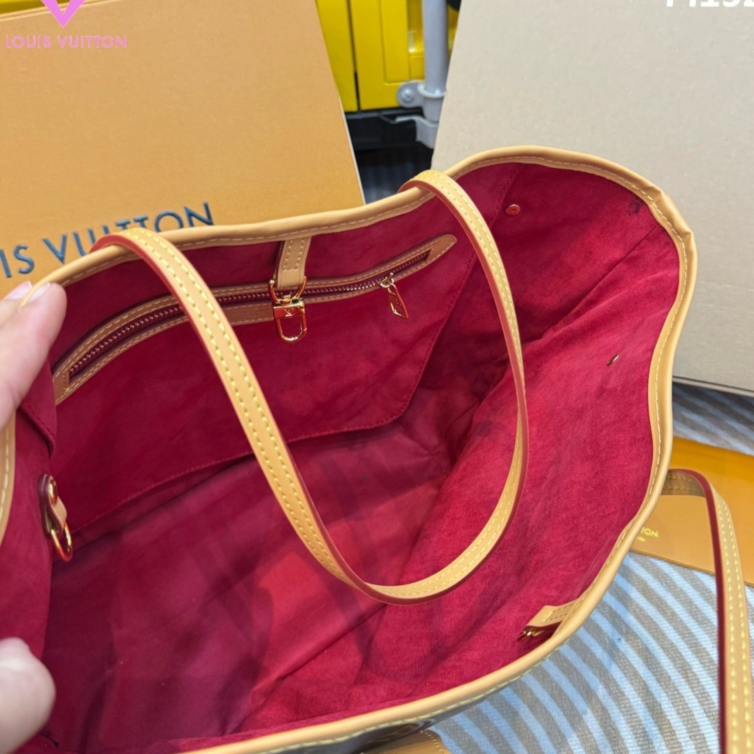 LV Neverfull Takashi Murakami Cerises 🍒🍒 กระเป๋าสะพายทรงโท้ทใบใหญ่ มาพร้อมใบลูก ดีไซน์ใหม่สุดฮิต แต่งแต้มลายเชอรี่สดใส สีสันโดดเด่นไม่ซ้ำใคร