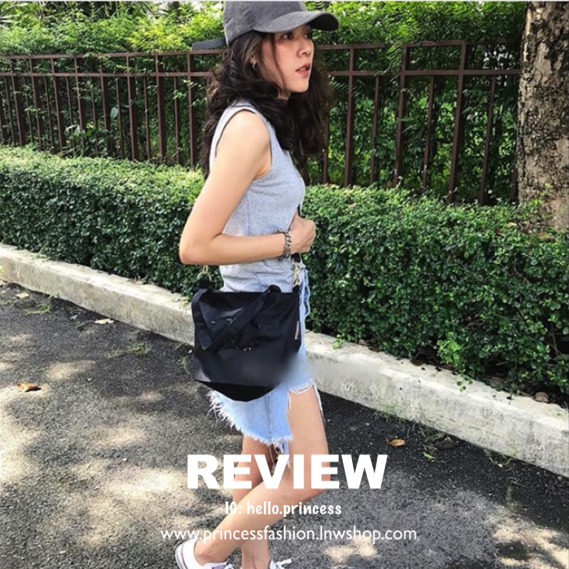 Chanel Beaute Black Sequin Shopping Bag กระเป๋าสะพาย ShoppingBag พรีเมี่ยมกิ๊ฟ Limited Edition ของแท้นำเข้าจากเคาน์เตอร์ Chanel Beaute ขนาดมินิ ด้านหน้า logoCC ประดับเลื่อมสีดำ เปิดปิดด้วยซิป หัวซิปแบรนด์ ภายในมี logo brand และช่องซิป ซับใน 100% Polyester