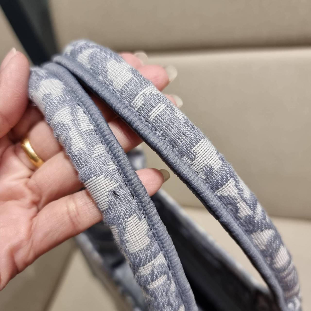 VIP 】HOT ARRIVAL!! DIOR CD SHOPPING BAG WITH GWP กระเป๋าทรงช้อปปิ้งใบใหญ่ จุใจ!! พรีเมี่ยมกิ๊ฟรุ่นดับเบิ้ลฮอต ดีไซน์คลาสสิควินเทจ สวยหรู วัสดุผ้าแคนวาสลายกราฟฟิค ภายในโล่งกว้างมากๆ ใส่ของจุสุดๆ โน้ตบุ้ค ไอแพด กระเป๋าสตางค์ มือถือ หรือเสื้อผ้ายังได้ สะพายค