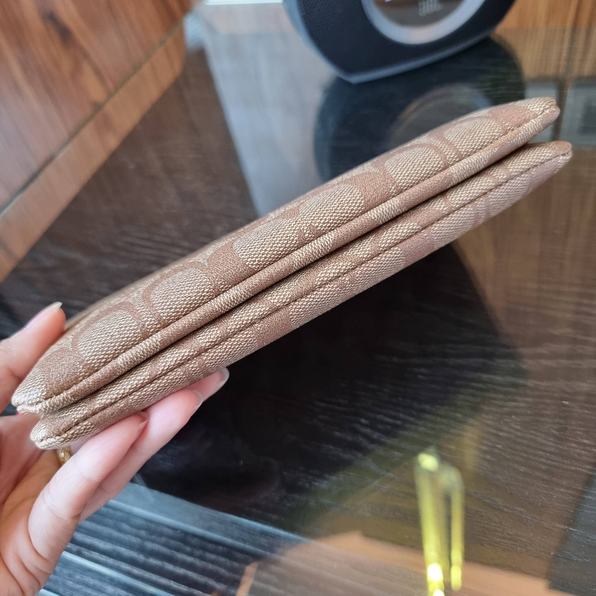 COACH F54057 DOUBLE ZIP WALLET IN SIGNATURE กระเป๋าคล้องมือ size L ใบนี้ใส่มือถือได้ทุกรุ่น ขนาดกำลังดี พกพาสะดวกมากๆ วัสดุหนังสังเคราะห์ ภายในเป็นผ้าสีสวยคม ใส่ธนบัตร ใส่บัตรได้เยอะ ใส่มือถือได้สบายๆทุกรุ่น ตอบโจทย์สาวๆที่ไม่ชอบพกเยอะวุ่นวายจ้า ใบนี้เอาอ