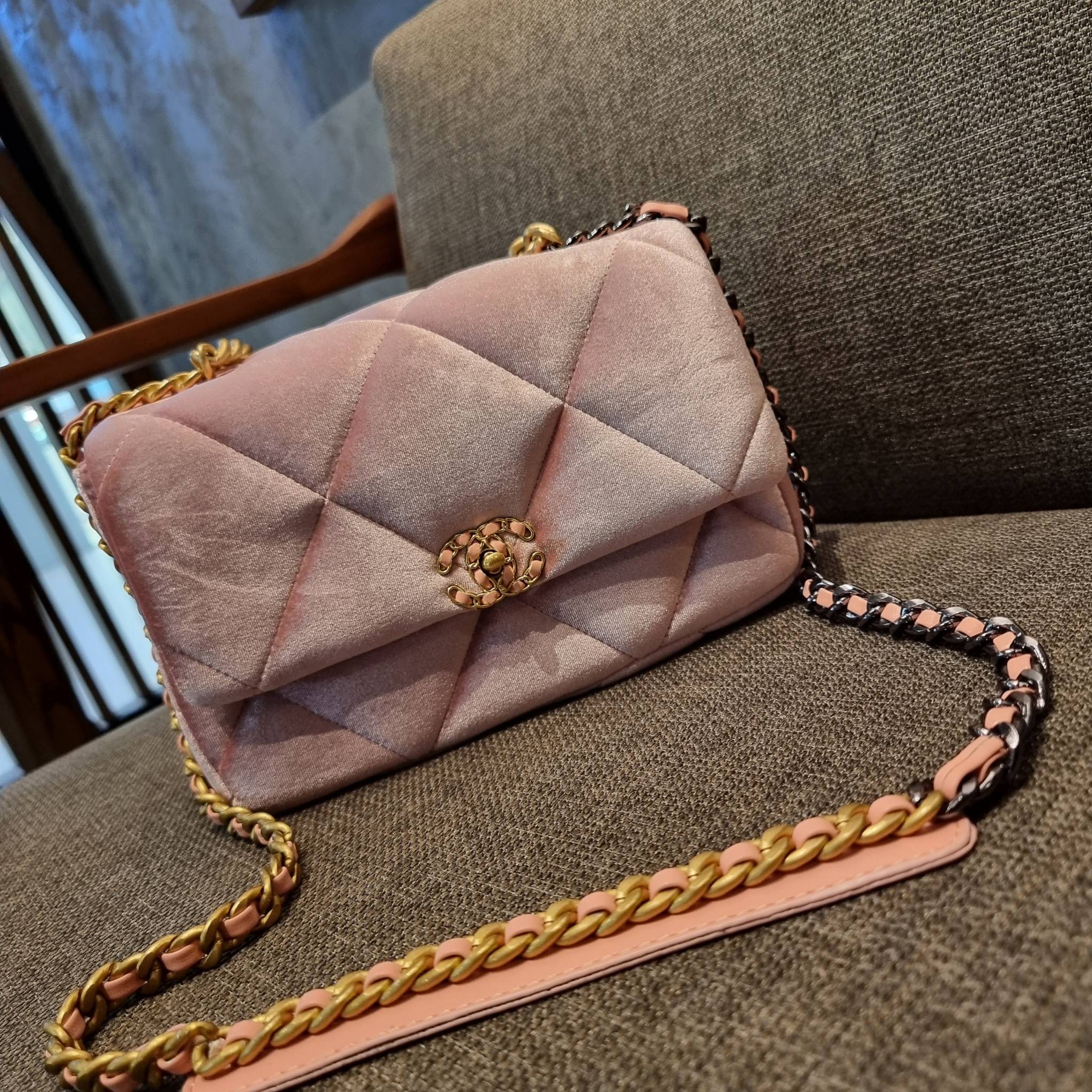 ไม่มองไม่เหลียวไม่ได้แล้ว!! ความหรูที่โดดเด่นจากผ้ากำมะหยี่ สร้างดีเทลผู้ดี ลูกคุณมากๆ Chanel vip boutique กระเป๋าสะพายจาก duty free ในราคาสุดประหยัด!! ดีไซน์เลิศ ตกแต่งด้วยโซ่ทูโทน ลงตัวแบบไม่มีที่ติ เปิด-ปิดด้วยตัวบิดล็อค ภายในโล่งกว้าง ใส่กระเป๋าสตางค์