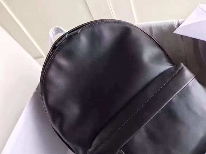 หนังแท้ GIVENCHY PARIS IN LEATHER BACKPACK พร้อมส่งที่ไทย งานเกรดออริจินอล ใช้งานต่างประเทศได้ กระเป๋าเป้ กระเป๋าสะพายหลังใบใหญ่ จุของได้เยอะ สีดำล้วนคลาสสิกมากๆค่ะ หนังแท้คุณภาพดียิ่งใช้หนังยิ่งสวย ใช้ได้ทั้งหญิง/ชาย ใบนี้คุ้มค่าราคามากๆ ทั้งดีไซน์และฟัง