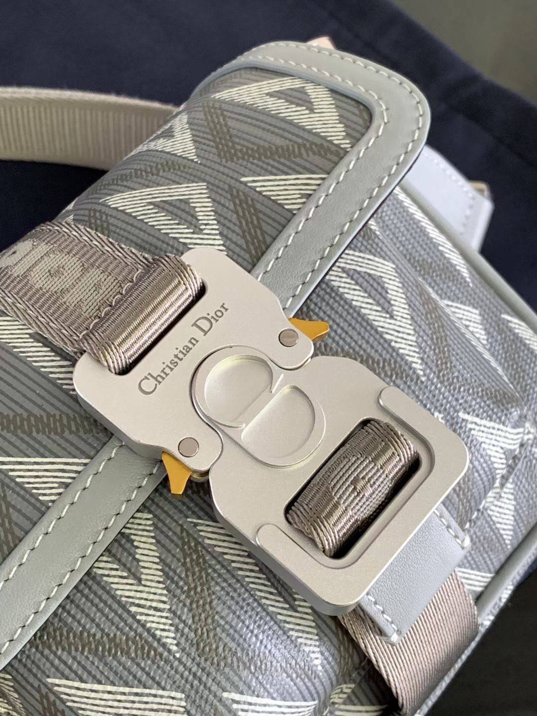 MINI DIOR HIT THE ROAD BAG / Dior Mini Messenger Bag / CD Diamond Messenger Bag ท็อปออริสลับแท้ เกรดดีสุด พร้อมส่ง กระเป๋าสะพาย รุ่นใหม่ล่าสุดคอล Summer 2023 ที่หนุ่มๆไม่ควรพลาด สวยหรูหราเป็นเอกลักษณ์แบรนด์