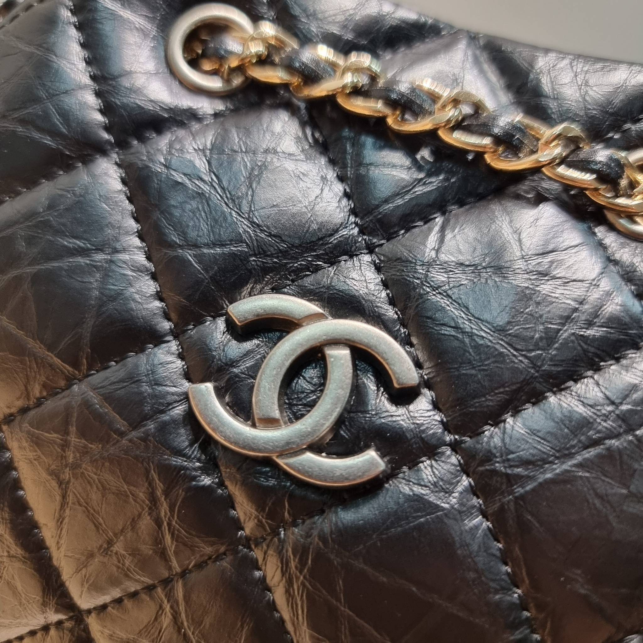 Chanel gabrielle backpack ไอเท็ม best seller กับรุ่นสุดปังในรูปแบบกระเป๋าเป้ ดีไซน์หรูคลาสสิค สายสะพายในตัวรูดปากกระเป๋าเก็บทรงได้ หรือจะรูดด้านหน้ายาวสุด