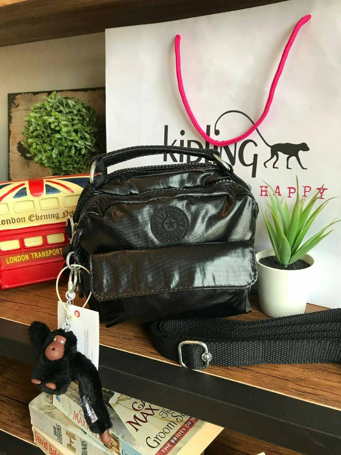 💕 Kipling Messenger Bag กระเป๋าสะพายทรงเหลี่ยมรุ่นใหม่!!ขนาดมินิ สามารถสะพายสายคู่ สายเดี่ยวและเป้ มีหลายช่องใช้งาน ด้านหน้าเป็นช่องเล็กใส่ของจุกจิก ซิปคู่ด้านหน้าภายในมีช่องเล็กแยกเป็นสัดส่วน ซิปเดี่ยวด้านหลังกว้างเพิ่มช่องใส่ของได้อีก1ช่อง ขนาดก