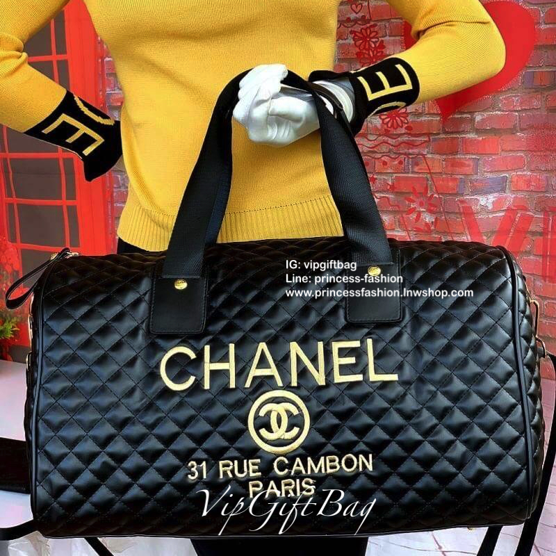 CHANEL VIP GIFT Large Travel Bag กระเป๋าเดินทางใบใหญ่ Gift With Purchase (GWP) รุ่น Limited Edition พรีเมี่ยมกิ๊ฟของเเท้จาก Chanel Counter หนังลายตารางเนื้อหนาสีดำกันนำ้ดูแลรักษาทำความสะอาดง่าย ด้านหน้ามีโลโก้แบรนด์ เปิดปิดด้วยซิปสะดวกใช้ หัวซิปแบรนด์อะไห