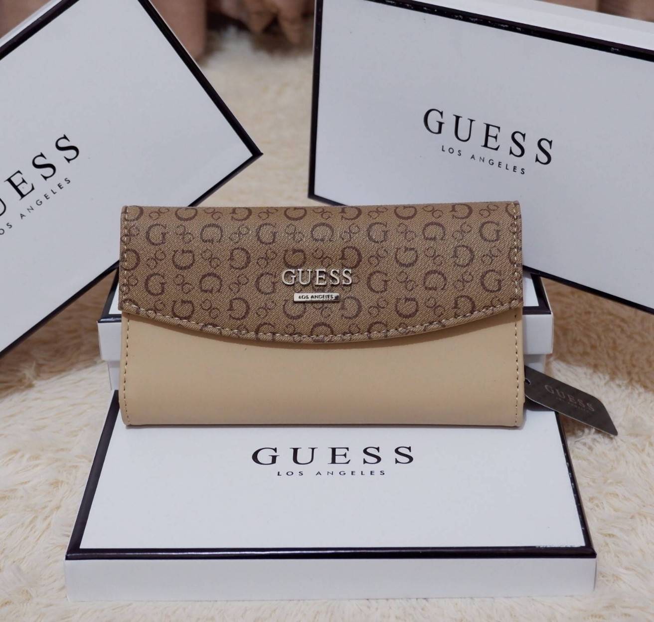 GUESS FACTORY WOMEN'S WALLET กระเป๋าสตางค์ใบยาว3พับดีไซน์สวยรุ่นใหม่ล่าสุดวัสดุหนังนิ่ม ปั๊มลายคมชัด ด้านหน้าประดับโลโก้แบรนด์สวย เปิดปิดด้วยฝาบนเปิด/ปิด ภายในมีทั้งช่องใส่รูป ช่องใส่ธนบัตร แบงก์พัน และช่องใส่บัตรหลายช่องแยกเป็นสัดส่วน ภาพถ่ายจากสินค