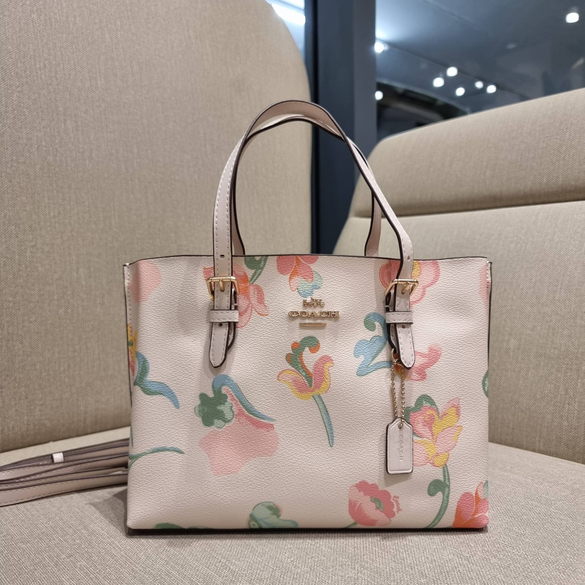 COACH C8217 MOLLIE TOTE 25 WITH DREAMY LAND FLORAL PRINT คอลใหม่ล่าสุด ยังไม่เข้า shop ไทย สวยๆแบบไม่ต้องรอพรีฯให้ยาวนาน กับกระเป๋าโท้ทไซส์เล็กที่สาวๆต่างก็ต้องปักใจรัก สวยสมใจ ดีไซน์ลวดลายดอกไม้ คละเคล้าเต็มใบ ละมุน สดใส น่าใช้สุดๆ วัสดุหนังแคนวาส ภายในโ