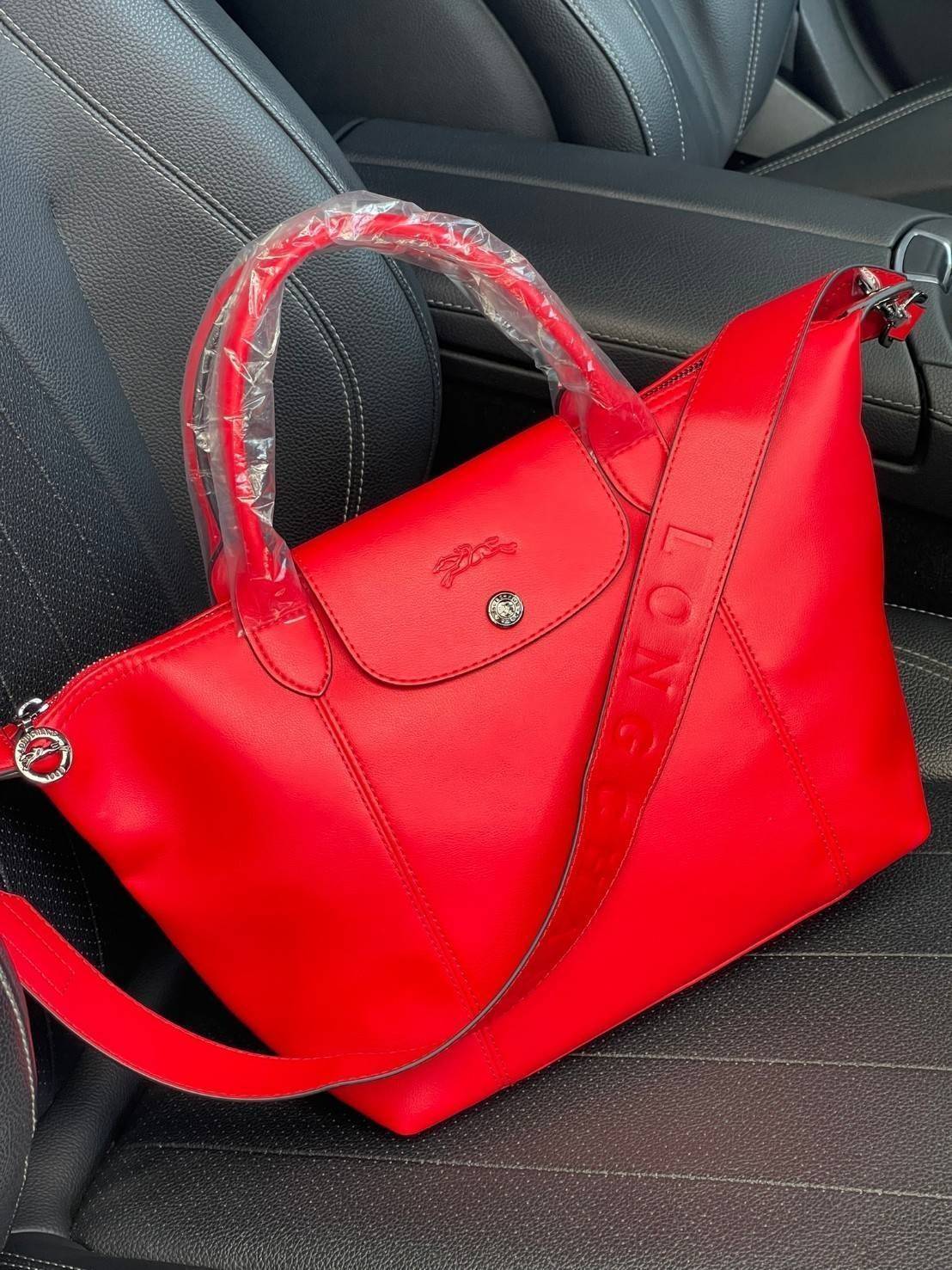 Longchamp Le Pliage Cuir Top handle bag S เรียกว่าเป็นกระเป๋าอีกหนึ่งรุ่นที่ไม่ว่ายังไงก็ฮอตฮิตและติดเทรนด์ตลอดไม่เคยเปลี่ยนกับ ทรง Le Pliage Cuir หนึ่งในตระกูลกระเป๋าสุดไอคอนิกจากแบรนด์