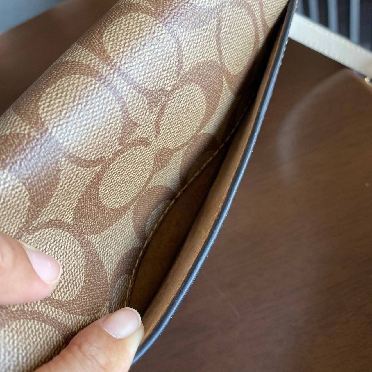 COACH C5592 MINI BRYNN CROSSBODY IN SIGNATURE CANVAS กระเป๋าถือ กระเป๋าสะพาย ไซร์มินิ ลุคคุณหนูสุดเก๋ จะถือเป็นครัชหรือสะพายเป็นครอสบอดี้สุดชิลๆได้หมด วัสดุหนังแคนวาสคุณภาพ ตกแต่งดีเทลหรูด้วยหนังแท้ อะไหล่สีทอง งานสวย เปิด-ปิด ด้วยตัวกด-ล๊อคแบบอัตโนมัติ ด