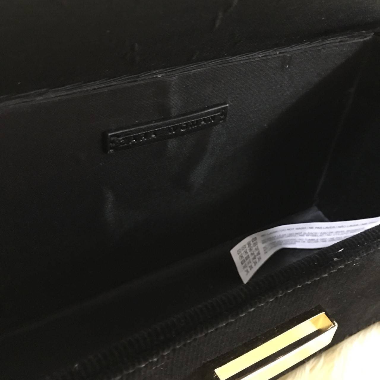 Zara rigid corduroy minaudière 2017 กระเป๋าทรงกล่องมาด้วย top ผ้าลูกฟูกเท่ๆ อะไหล่สีทอง ด้านหน้าตัวล็อค แบบสวมปุ่มล็อค หูพับลงได้ สายสะพายถอดและปรับระดับได้ ด้านในช่องโล่ง สามารถใส่ กระเป๋าเงิน มือถือจุกจิกได้พอสมควร น้ำหนักเบามาก ดีไซน์ไม่เหมือนใครตามสไต