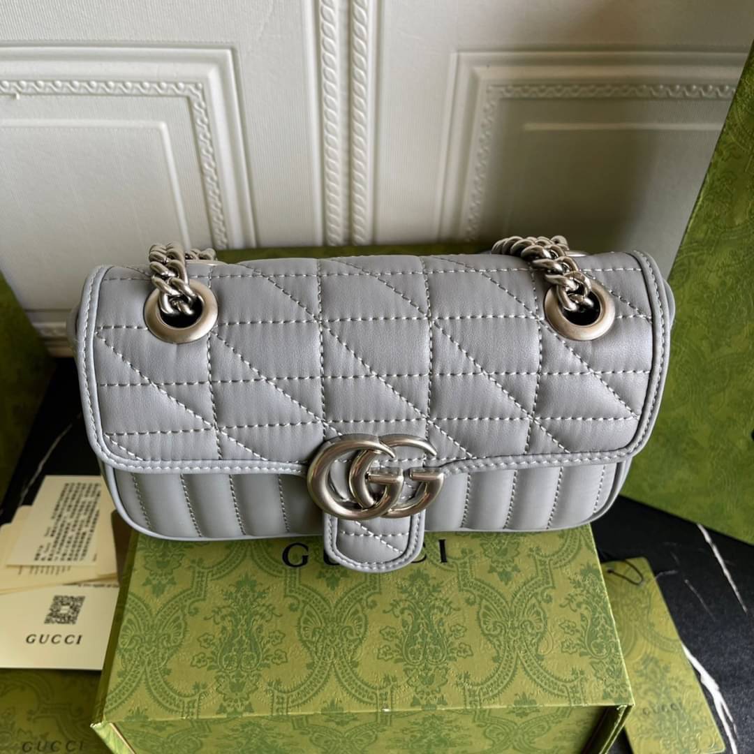 หนังแท้ GUCCI GG Marmont leather shoulder bag แบบใหม่ล่าสุด ราคานี้หนังแท้คือคุ้มมากเลยค่าสาวๆ ต้องจัดแล้วน้าา ยกระดับความหรูให้กับตัวเองกันหน่อย ด้วยกระเป๋ารุ่นนี้!! ครอสบอดี้ที่ดีไซน์หรู อัพเลเวล ในราคาที่จับต้องได้ พร้อมเสิร์ฟความสวยตรงถึงบ้านแล้วจ้า