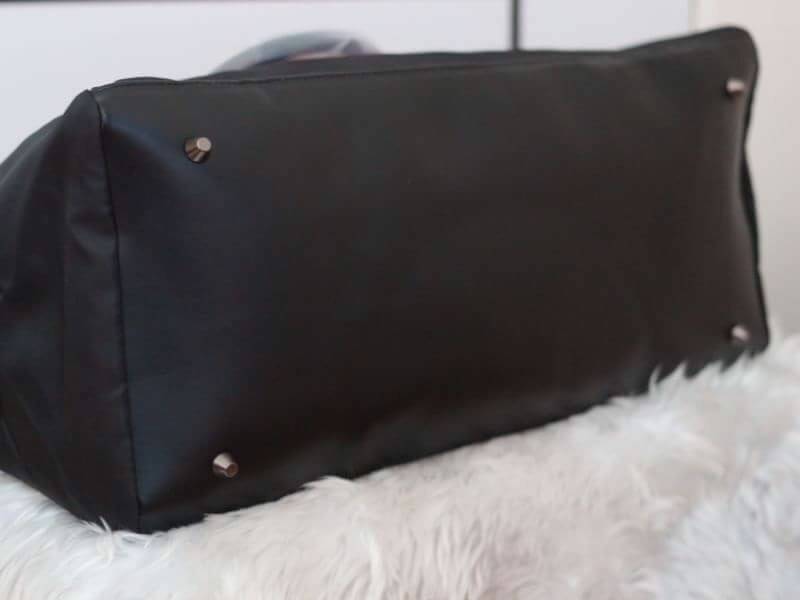 Victorias Secret PINK กระเป๋าสไตล์กระเป๋าเดินทาง หรือสะพายไปเล่นฟิตเนส ด้านหน้าจะมีตัวอักษร PINK เลื่อมสีชมพู เปิดปิดด้วยซิป ภายในมีช่องใหญ่ จุของได้เยอะ มีช่องใส่โทรศัพท์หรือของจุกจิก สามารถใส่เสื้อผ้าได้หลายชุด สายสะพายปรับระดับได้ และมีที่วางบ่าให้ด้วย