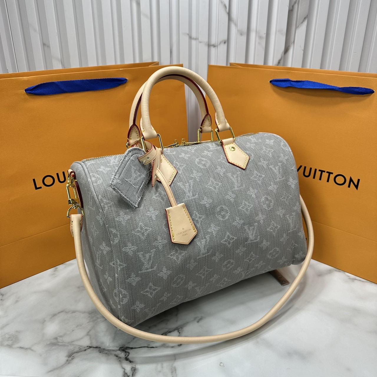 ORI หนังแท้ | LV Speedy Soft 30 Monogram Denim Washed Gray กระเป๋าสะพายสปีดี้ทรงหมอน ทรงยอดนิยม งานเดนิมตัดเย็บจากผ้าฝ้ายโดยใช้เทคนิคการฟอกสีแบบพิเศษ ตกแต่งด้วยหนังและฮาร์ดแวร์สีทองอ่อน