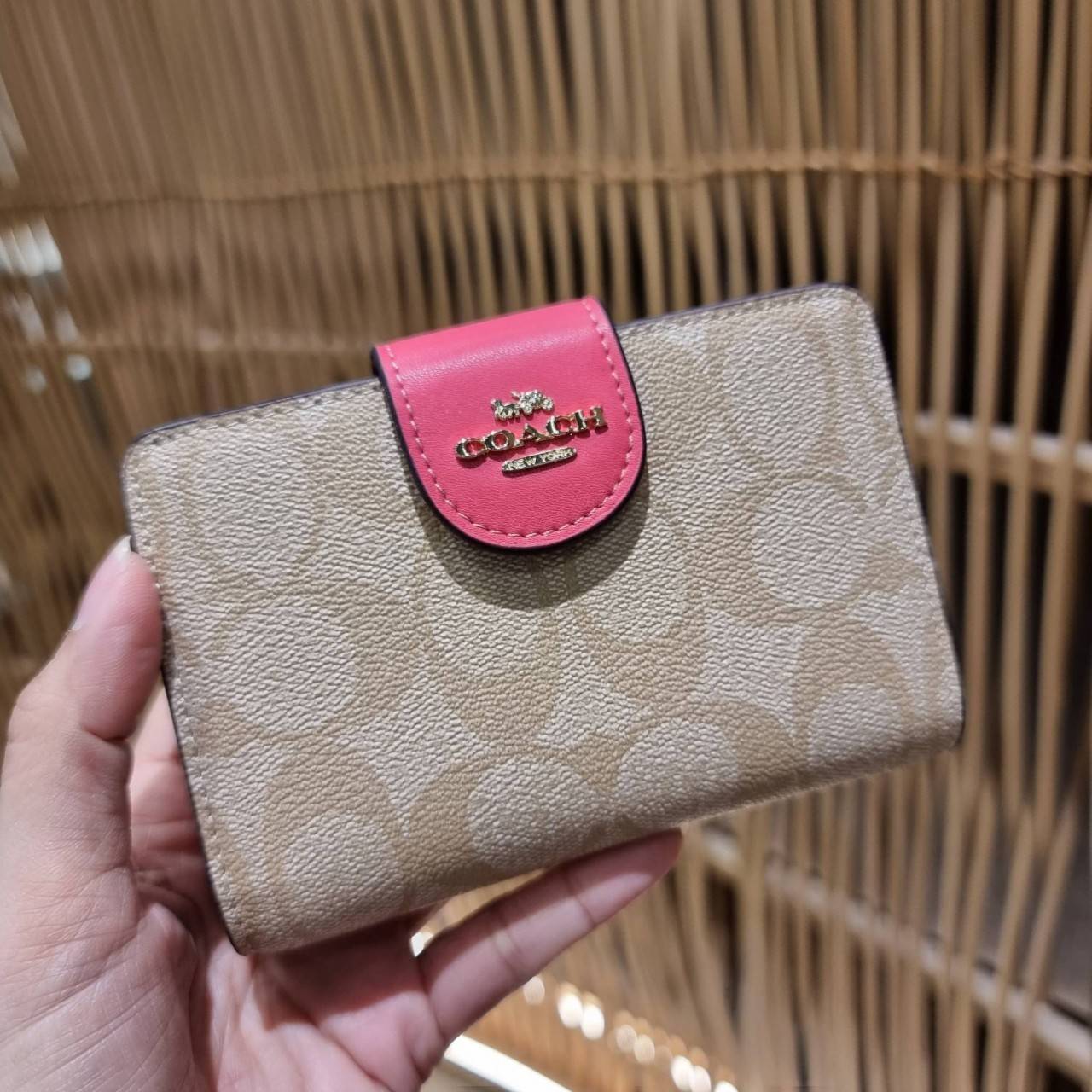 COACH C0082 MEDIUM CORNER ZIP WALLET IN SIGNATURE CANVAS ดีไซน์ใหม่ล่าสุด!! กระเป๋าสตางค์ใบกลาง 👛 ขนาดกำลังเหมาะมือ วัสดุหนังแคนวาสเคลือบลาย ดูแลรักษาง่าย มีช่องใส่บัตรและธนบัตรครบ และช่องซิปแยกไว้ใส่เหรียญ ครบเซ็ทแบบนี้เหมาะส่งต่อเป็นของขวัญที่สุ