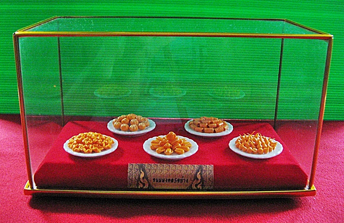 สินค้าหมดค่ะ ขนมมงคล5อย่างพร้อมตู้กระจกค่ะ