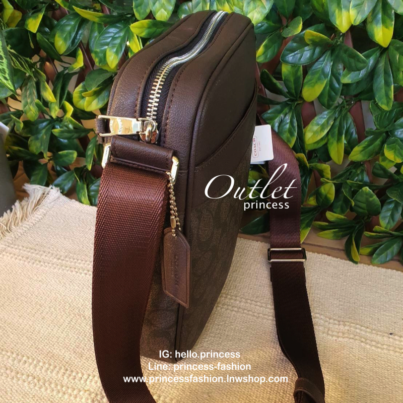 Coach Men crossbody bag Best seller! กระเป๋าข้างรุ่นยอดฮิตของคุณผู้ชาย วัสดุหนังลาย signature brand รอบใบ ด้านหน้ามี logo brand มีช่องหน้าหลัง ช่องหลักเปิดปิดด้วยซิป ใส่ wallet ยาว mini iPad ได้ มีช่องซิปเล็ก สายสะพายยาสปรับได้ค่ะ