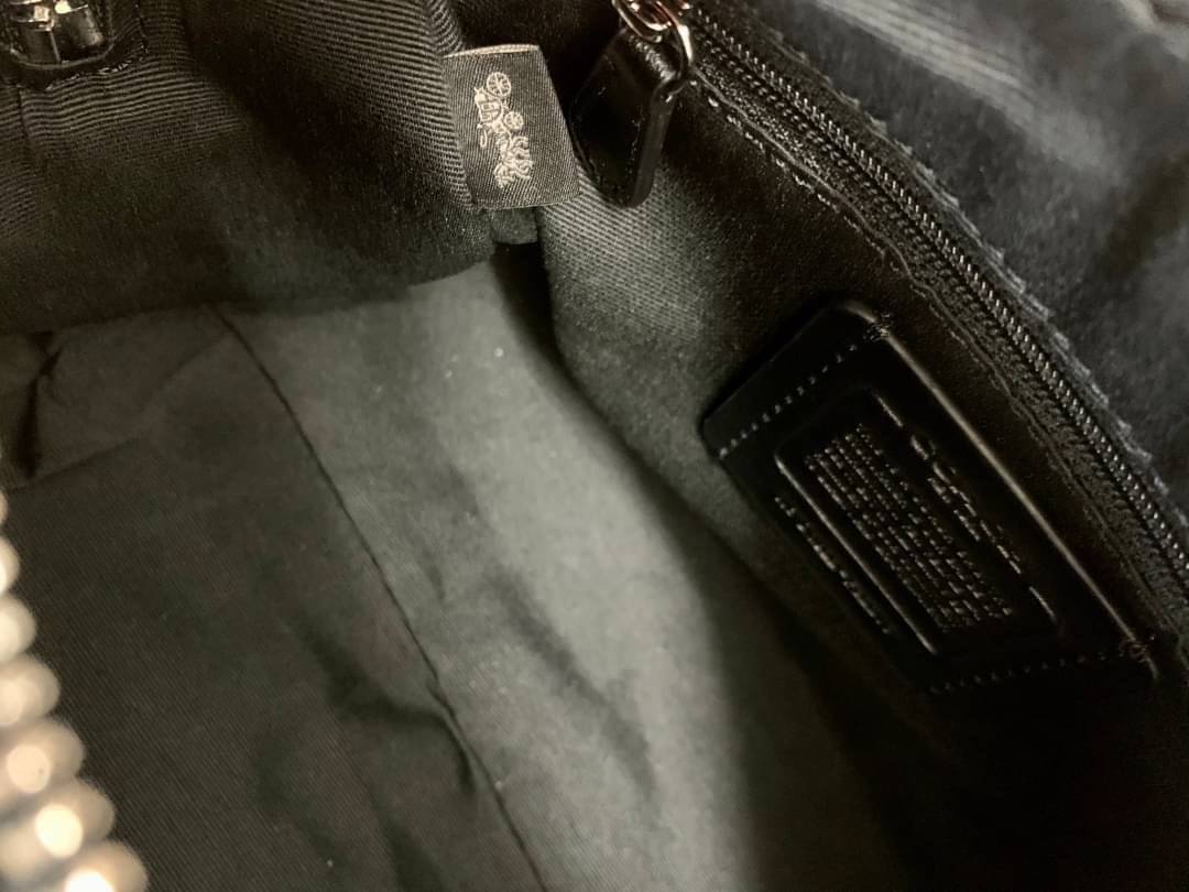 COACH NENNETT SATCHEL BAG((32203)) พร้อมส่งอีกครั้ง ห้ามพลาด! กระเป๋าทรงหมอน ทรงที่สาวๆต้องมีติดตัวไว้สักใบ! หนังแท้นิ่มสวยงาม เปิดปิดกระเป๋าแบบซิป ภายในกว้างสามารถใส่กระเป๋าเงินใบยาวได้ หรือของจำเป็นในชีวิตประจำวันของสาวๆได้หลากหลายเลยค่ะ มีช่องซิปและช่อ