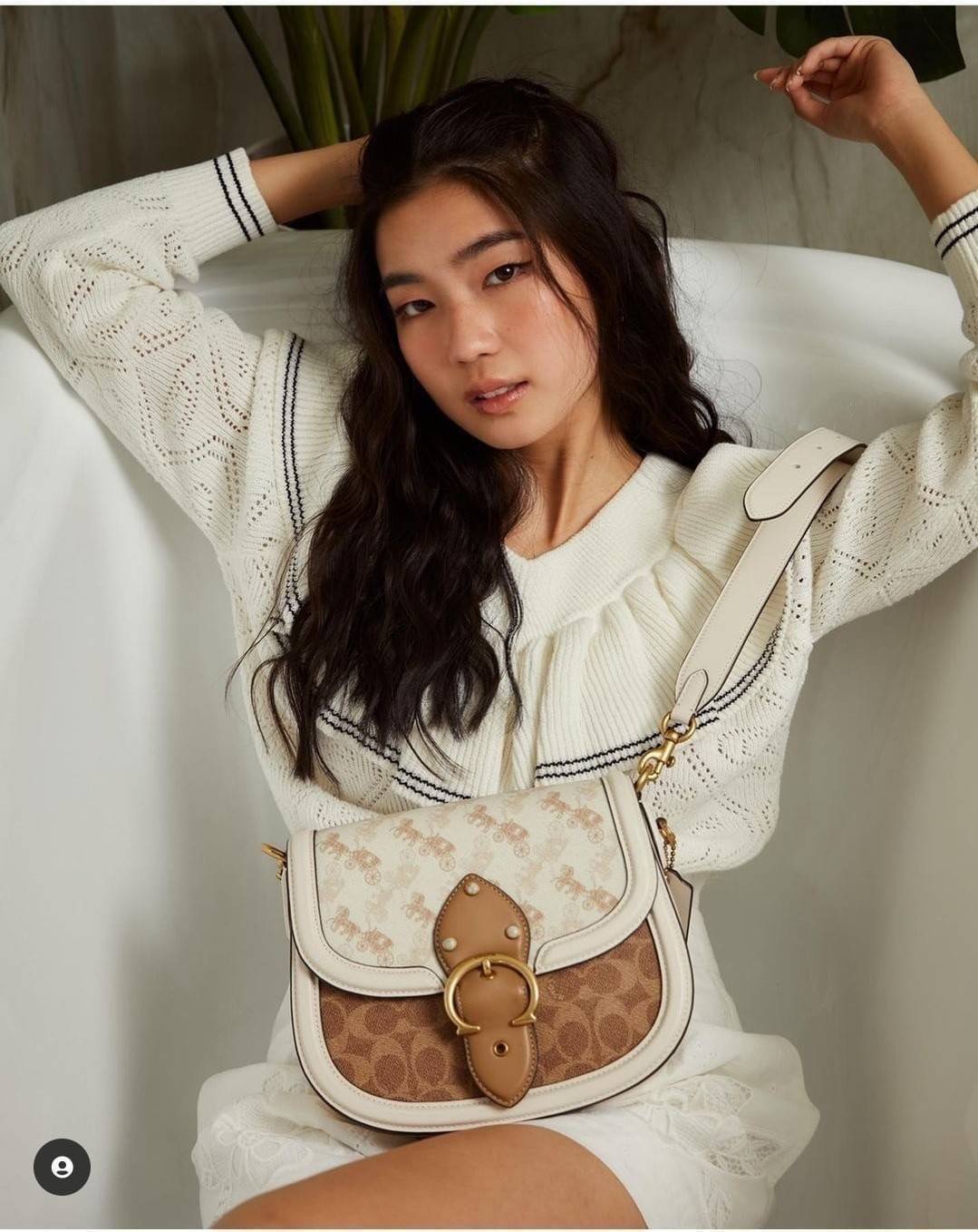 COACH C3837 BEAT SADDLE BAG WITH HORSE AND CARRIAGE PRINT The best item! ที่สาวๆรอคอย! ฮอตไฟลุก! สีหายาก ละมุนคุณหนู คอลเลคชั่นใหม่ ดีไซน์หรูหรา พิเศษมากๆมาพร้อมสายสะพาย 2 เส้น ใช้คู่กันหรือแยกสะพายก็สวยครบสูตร กระเป๋าสะพายทรง saddle คลาสสิค เปิด-ปิดด้วยก