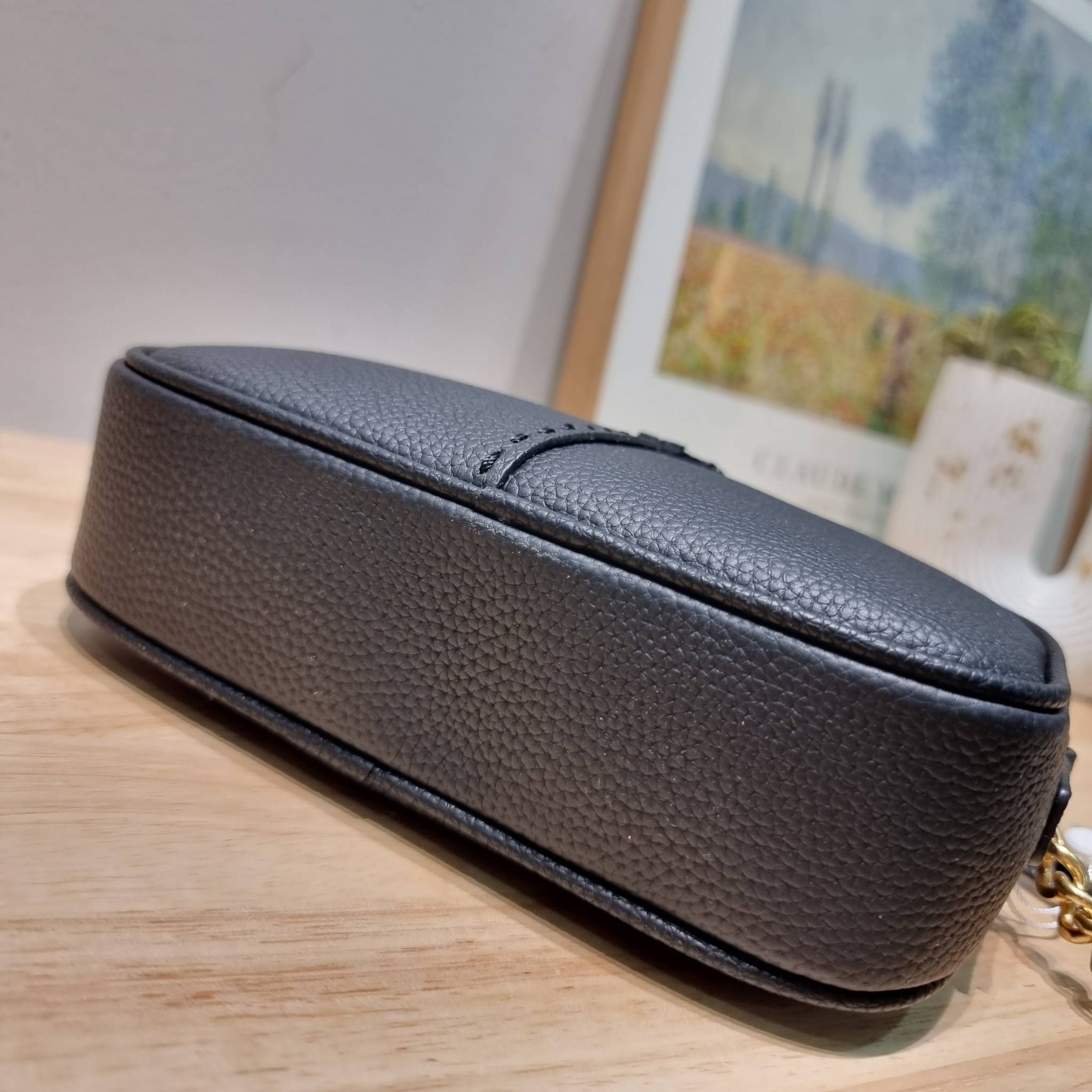 TORY BURCH MCGRAW CAMERA BAG ใหม่จากคอลเลคชั่นสุดคลาสสิค กับกระเป๋าสะพายข้าง ทรงกล่องไซส์กะทัดรัด น้ำหนักเบา ใช้งานง่ายด้วยซิปรูดเปิดปิด แมทช์ได้กับทุกสไตล์การแต่งตัว