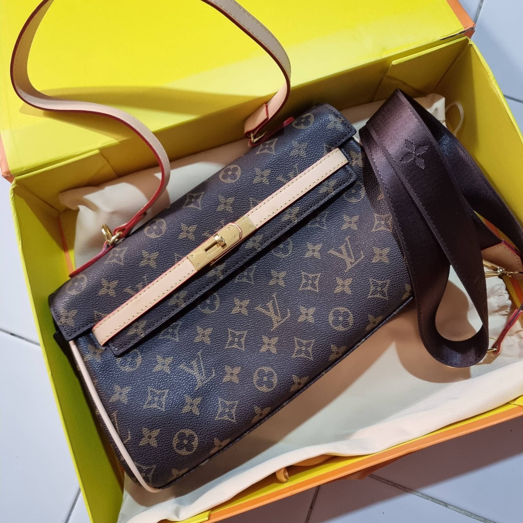 LV MONOGRAM SHOULDER BAG กระเป๋าสะพายทรงสวย ใบใหญ่กำลังดี รับรองว่าจุจริง ดีไซน์สายคาดตกแต่ง และปรับทรงได้ เพิ่มดีเทลให้กระเป๋าดูมีลูกเล่นขึ้น วัสดุหนังแคนวาส มาพร้อมหูจับในตัว และยังมีสายครอสสปอร์ตให้อีกเส้น เปิด-ปิดด้วยอะไหล่บิดล็อค ภายในโล่งกว้างมาก ใส