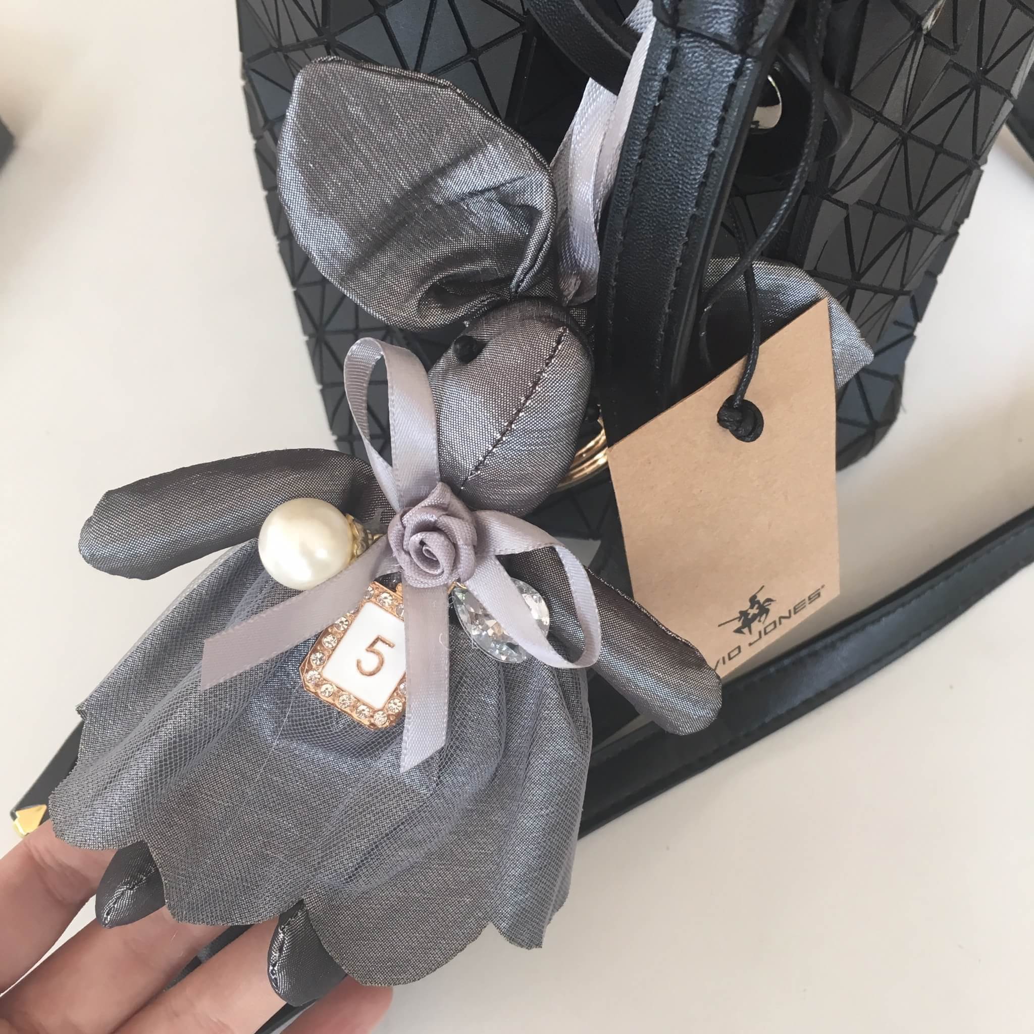 ทรงขายดี น่ารักมาก David Jones Bucket Leather (bag) กระเป๋าสะพายข้างดีไซน์เกร๋มาก สีดำสวยมาก #chic รุ่นนี้ รูปแบบน่ารัก แอบเก๋ด้วยดีไซด์ของตัวกระเป๋า และที่มัดสายกระเป๋า ภายในมีช่องเก็บของจุกจิกได้ #ฟรีพวงกุญแจน้องกระต่ายสุดน่ารัก #มีถุงผ้าแบรนด์ให้คะ #ใบ