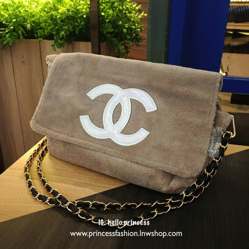NEW UPDATE 2019! Chanel Beaute Crossbody Bag กระเป๋าถือหรือสะพายพรีเมี่ยมของเเท้จาก Chanel Cosmetic Counter VIP Gift รุ่นแนะนำวัสดุขนวูฟสีเบจหนานุ่มตัดโลโก้แบรนด์หนังแก้วสวยโดดเด่น น้ำหนักเบา เปิดปิดด้วยฝาปิดกระดุมแม่เหล็ก ใบใหญ่กำลังดีใส่ ipad กระเป๋าสตา