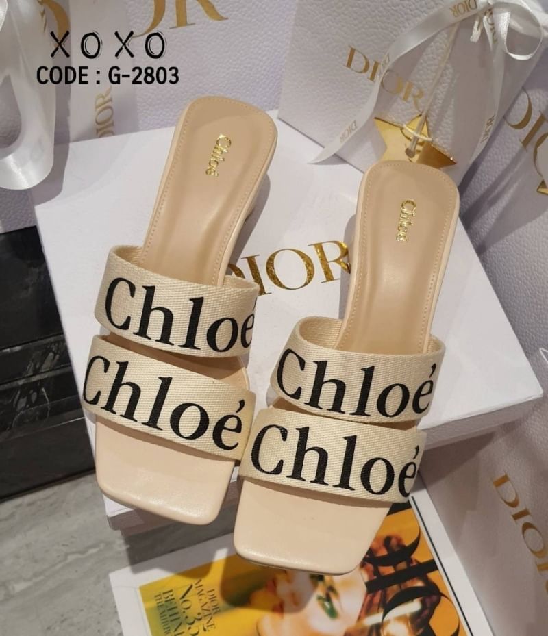 Chloe รองเท้าแตะ สวย ดูแพง เกินราคาขายมากคะ วัสดุผเาแคนวาสสกีนชื่อแบรนด์ คาด 2 ชั้น ส้นทรงกระบอกแท่งกลม สวมใส่ง่าย แมทส์ชุดง่าย น้ำหนักเบา