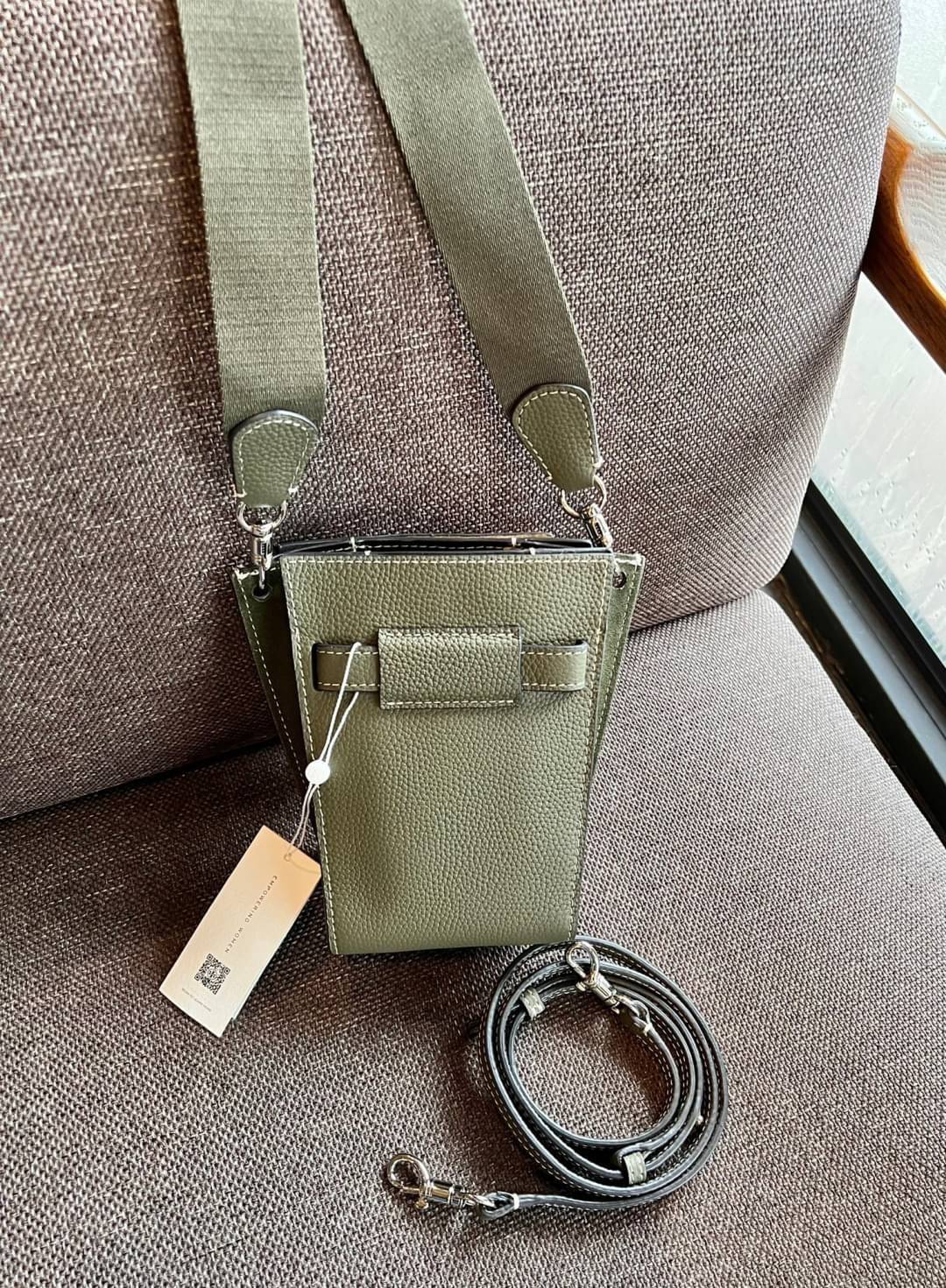 small TORY BURCH LEE RADZIWILL PEBBIED BAG ((139016)) แต่ใส่ได้จุ ขนาดพอดีลำตัว สวยมากๆค่ะ! ลุคหรูดูดีมากๆ กับกระเป๋าสะพายข้างจากTB รุ่นเล็ก