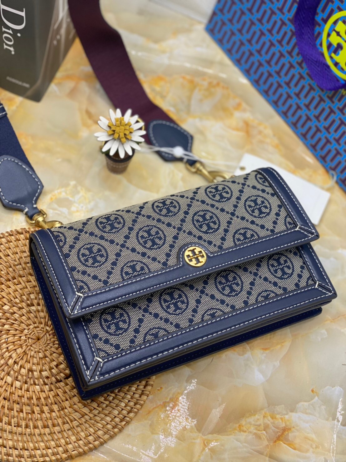 Medium Tory burch t monogram jacquard shoulder bag คอลเลคชั่น T Monogram สำหรับคอลเลคชั่นฤดูใบไม้ผลิ 2021 เราสร้างสรรค์ลายโมโนแกรมที่ได้รับแรงบันดาลใจมาจากลวดลายการถักทอผ้าห่มของชาว Pennsylvania Dutch แบบดั้งเดิม เป็นการเฉลิมฉลองโลโก้สุดไอคอนนิคของแบรนด์ 