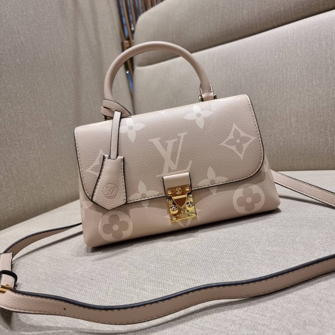 VIP 🥂 LV MADELEINE BAG ใหม่ล่าสุด อีกหนึ่งรุ่นคลาสสิคหายาก ที่สาวๆรอคอย กระเป๋าถือ/สะพายข้าง ดีไซน์เรียบง่าย แต่เต็มไปด้วยดีเทลความหรู วัสดุหนังวัวปั๊มลายเอกลักษณ์ เปิด‐ปิดด้วยอะไหล่กดล็อคสีทองหรู และมีพวงหนังห้อยพิเศษแถมมาให้ด้วย ภายในแบ่งสัดส่วน