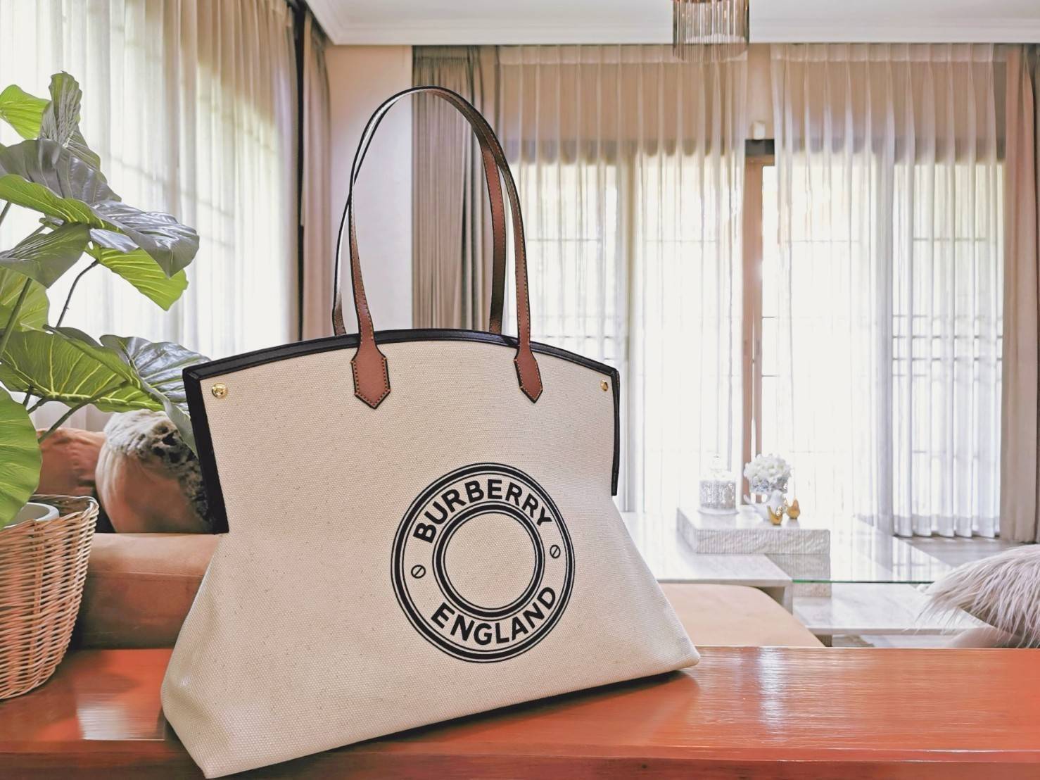 พรีเมี่ยมกิ๊ฟแท้ 100% 】BURBERRY FRAGRANCES TOTE BAG VIP GIFT WITH PURCHASE (GWP) พรีเมี่ยมกิ๊ฟ Limited Edition จาก BURBERRY PERFUME รุ่นหายาก วัสดุ Cotton & Canvas & Leather ดีไซน์สวยประดับกระดุมแบรนด์สีทองหรูที่มุมปากกระเป๋าทั้งสองฝั่ง