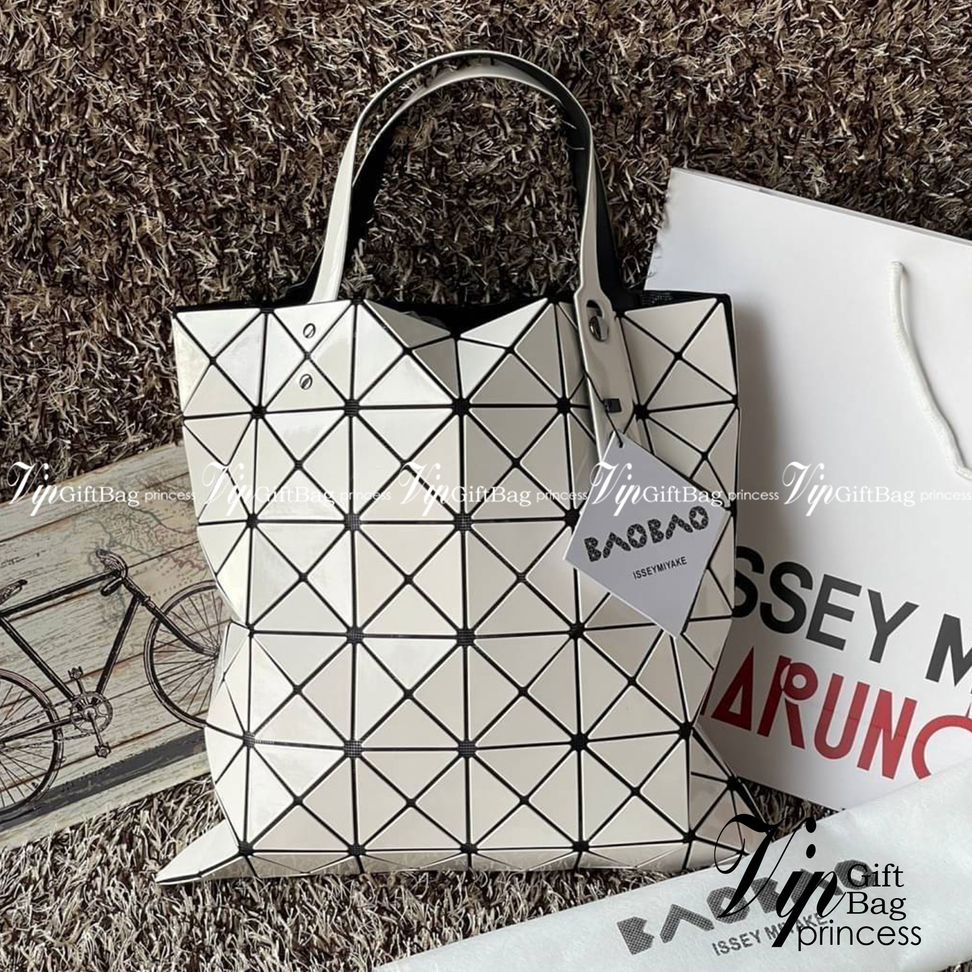 Baobao Issey Miyake 6x6 กระเป๋า Tote รุ่นนี้ถือว่าเป็นกระเป๋า Tote ไซส์กลางที่เหมาะกับการพกพาสิ่งของที่จำเป็นในทุก ๆ วัน มาพร้อมสายที่สามารถปรับได้ทั้งสองสาย และมีช่องใส่ของช่องเล็กด้านใน 1 ช่อง จุของได้เยอะแถมยังทนทาน ใช้เป็น Everyday Bag ได้เลยคะ พกพาสะ