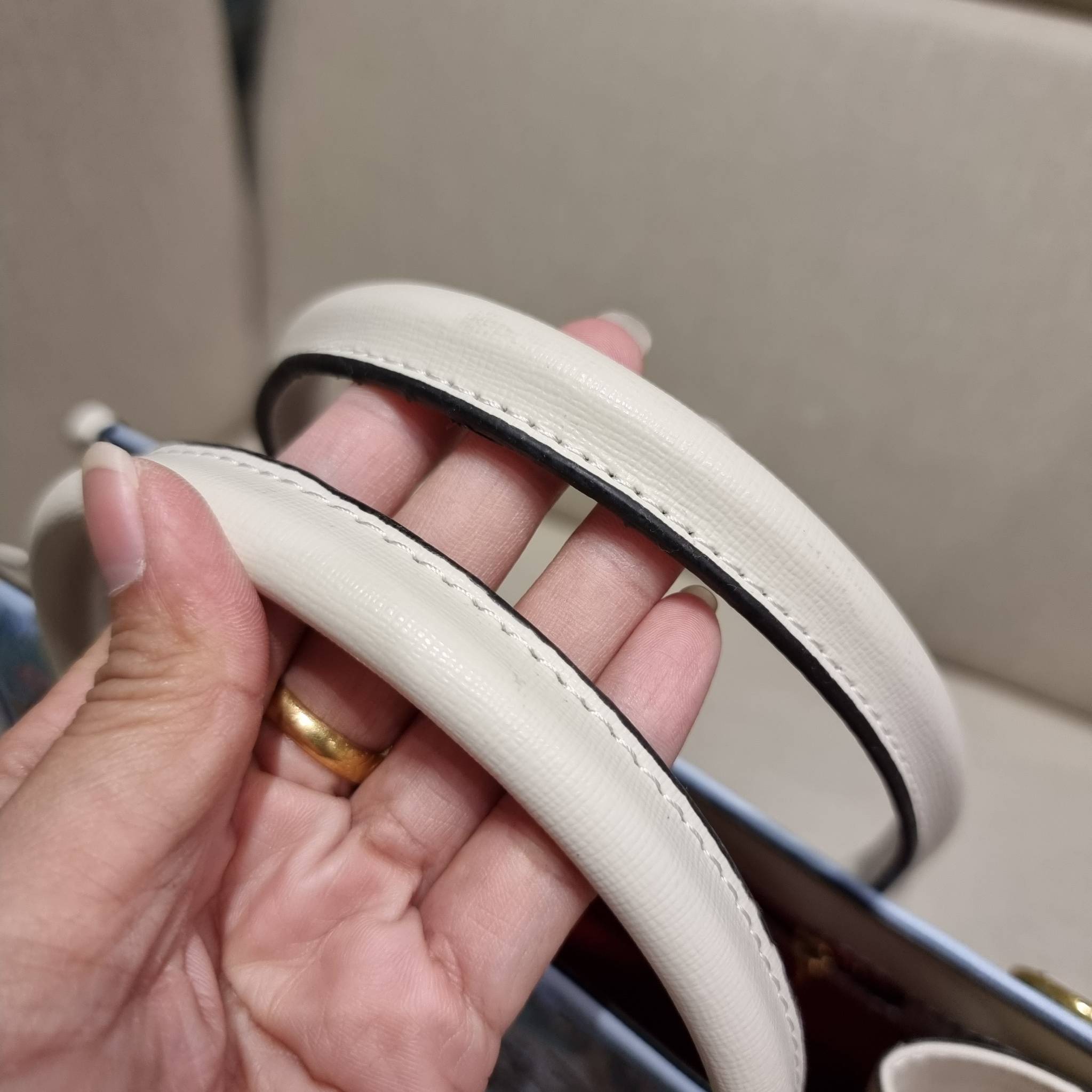 GUCCI TOTE BAG คอลเลคชั่นปีเสืออีกหนึ่ง สวยม้ากก!! กับกระเป๋าทรงโท้ท วีไอพีพรีเมี่ยมกิ๊ฟ ไซส์ใหญ่ โดดเด่นด้วยลวดลายไม่ซ้ำใคร สวยเอกลักษณ์ วัสดุหนังแคนวาส พรินท์ลายเต็มใบ ภายในโล่งกว้างมาก ใส่ของแบบแน่นๆ จุๆไปได้เลย หมดห่วง!! และยังมีสายครอสบอดี้มาให้ จะสะ