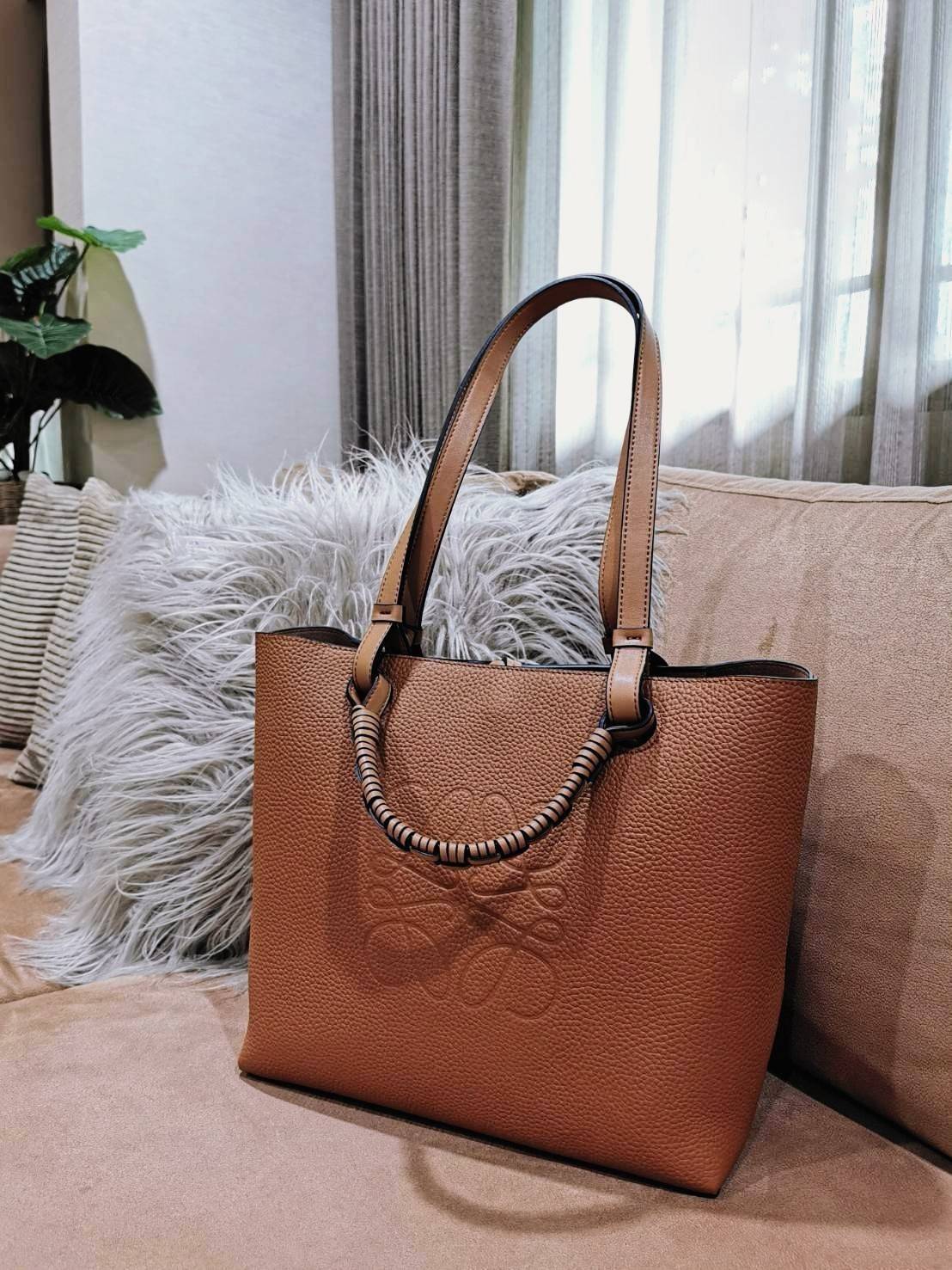 พร้อมส่งความสวย! Super Rare! ห้ามพลาด!✴️ LOEWE HANDLE & SHOULDER BAG VIP GIFT WITH PURCHASE (GWP) กระเป๋าหนังแท้พรีเมี่ยมกิ๊ฟ Limited จาก LOEWE PERFUME DUTYFREE รุ่น Rare items สุดๆวัสดุหนังแท้ Lambskin แบบนิ่มเทคเจอร์สวยดีไซน์สุดหรูคงเอกลักษณ์แบรน