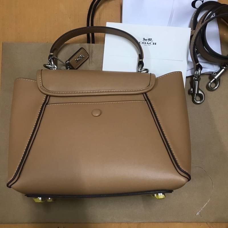 COACH COURIER CARRYALL 23 IN COLORBLOCK SIGNATURE CANVAS พร้อมส่ง 7 แบบ พร้อมส่ง ลุคดูไฮสุดๆค่ะ! กระเป๋าสะพายหนังหรูหราและคลาสสิค หนังแท้ชั้นดีที่สุด น้ำหนักเบา หนังสวยมากก สัมผัสแล้วหลงรักแน่นอนจ้าา😘