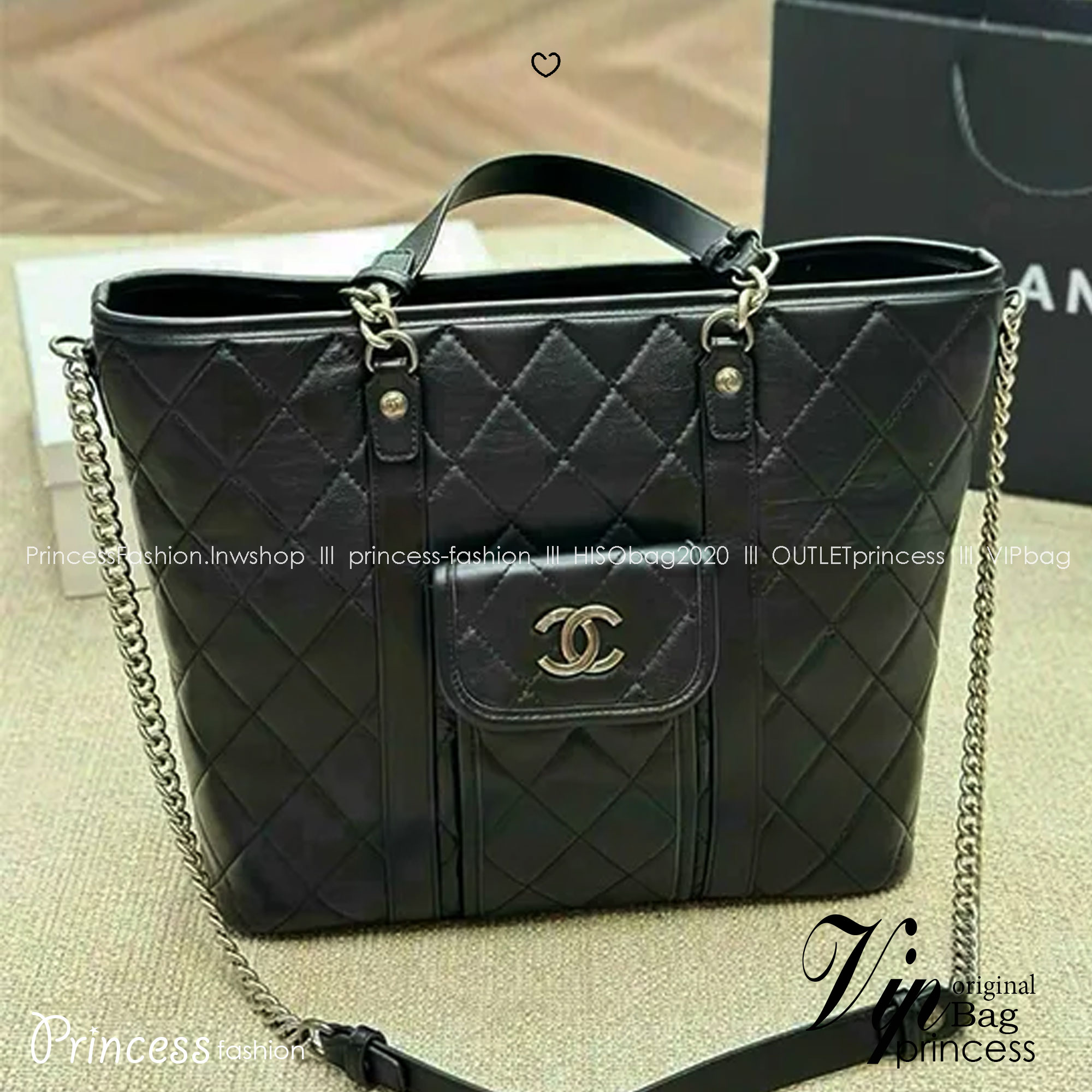 CHANEL Tote Leather Bag ต้อนรับเทศกาลท่องเที่ยวช่วงปีใหม่นี้ ใครมองหากระเป๋าสะพายไปเที่ยว ใบนี้น้องตอบโจทย์แน่นอน กับกระเป๋าทรงโท้ทสีดำคลาสสิก ดีไซน์โทนสีที่ใช้ได้กับทุกโอกาส