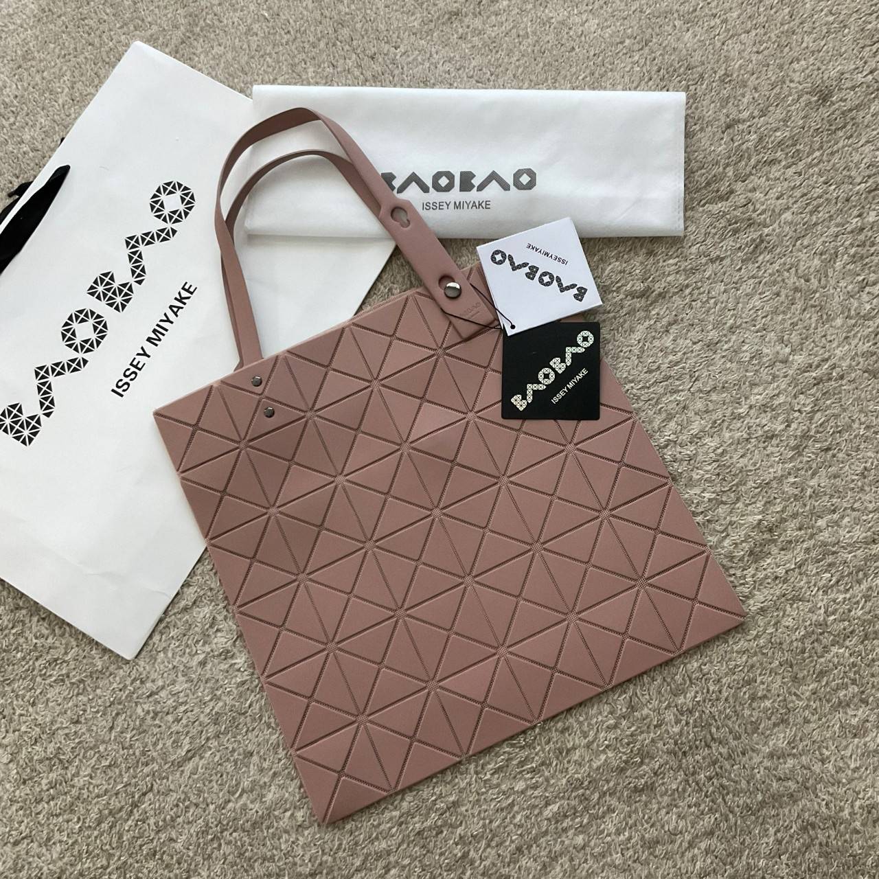 BAO BAO ISSEY MIYAKE LUCENT ONE-TONE กระเป๋าสะพายไหล่ ทรงโท้ท ใบใหญ่สวยมาก ปรับได้หลายทรงตามเอกลักษณ์เฉพาะของแบรนด์นี้ วัสดุ 100% POLYESTER PARTLY: SYMYHETIC LEATHER ด้านในใส่ของได้เยอะมาก ใส่ไอแพด สมุดโน้ตได้สบายเลย วัยทำงานหรือวัยนักศึกษา อย่างน้อยต้องม