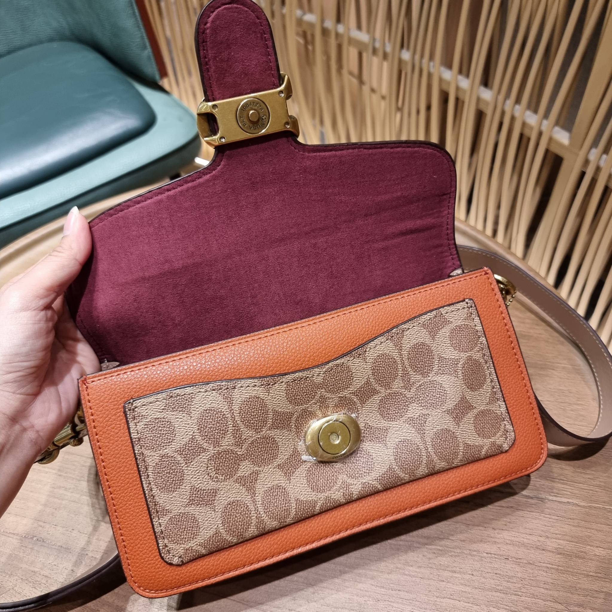 COACH TABBY SHOULDER BAG 26 IN SIGNATURE CANVAS WITH BEADCHAIN (6793,91215) กระเป๋าสะพายไหล่ ดีไซน์วินเทจย้อนยุค สวยคมชัด คลาสสิคใช้ได้ทุกลุค วัสดุหนังแท้สลับหนังแคนวาสเคลือบลาย เปิด-ปิดด้วยแม่เหล็กในตัว รับรองแน่นหนา ด้านหลังมีช่องแยก ภายในเป็นช่องโล่ง ข