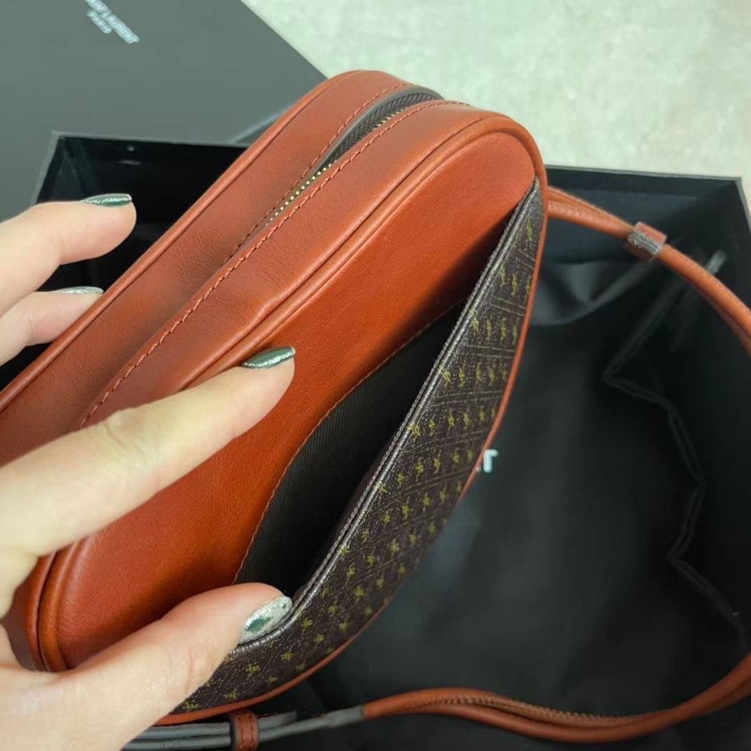 YVES SAINT LAURENT BAG กระเป๋าสะพายสไตล์วินเทจ งานหนังแท้สวย โทนสีผู้ดีมากค่ะ ภายในโล่งจะสะพายไหล่ CROSSBODY ก็ดูดี สินค้ามาพร้อมถุงผ้าและกล่องแบรนด์พร้อมส่งที่ไทยราคาสุดคุ้ม สาวก YSL ห้ามพลาด!