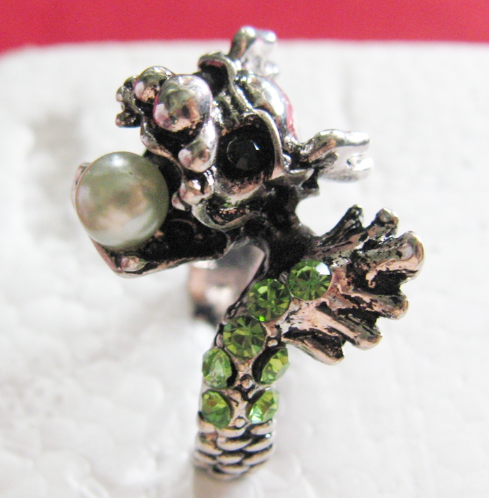 สินค้าหมดค่ะ แหวนมังกรคาบมุกประดับพลอยสีเขียว พลังอำนาจยิ่งใหญ่ค่ะ