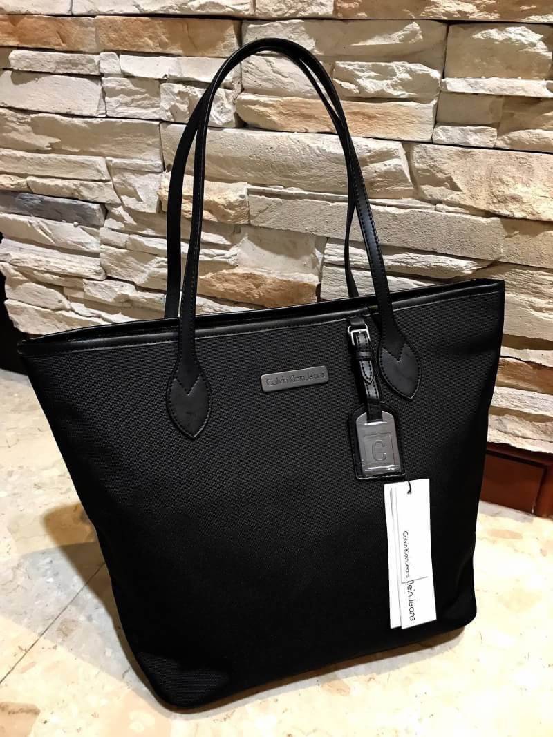 CALVIN KLEIN" JEANS TOTE BAG กระเป๋าสะพาย Calvin Klein Jeans Limited Edition จาก Calvin Klein Jeans วัสดุ Polyester คุณภาพดีเนื้อหนาน้ำหนักเบา ด้านหน้าประดับโลโก้ Calvin Klein Jeans พร้อม TAG ห้อยที่หูหิ้วดูมีดีเทล เปิดปิดด้วยซิปสะดวกใช้ หัวซิปโลโก้แ
