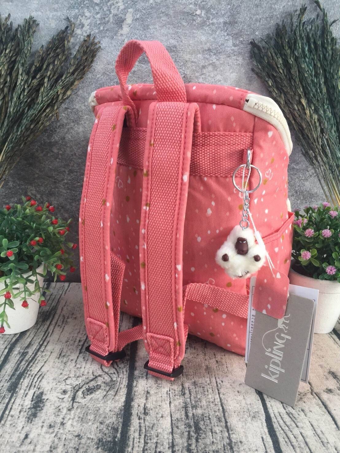 กระเป๋าเป้ Blakeney ไซส์ S จาก KIPLING ที่ออกแบบมาสำหรับผู้หญิง มาพร้อมดีไซน์เบาะรองรับหลัง ซึ่งเหมาะสำหรับ active lifestyle สามารถเก็บของได้อย่างจุใจแต่มีน้ำหนักเบา รวมถึงมีคุณสมบัติกันน้ำช่วยป้องกันให้ของในกระเป๋าปลอดภัยไร้กังวล