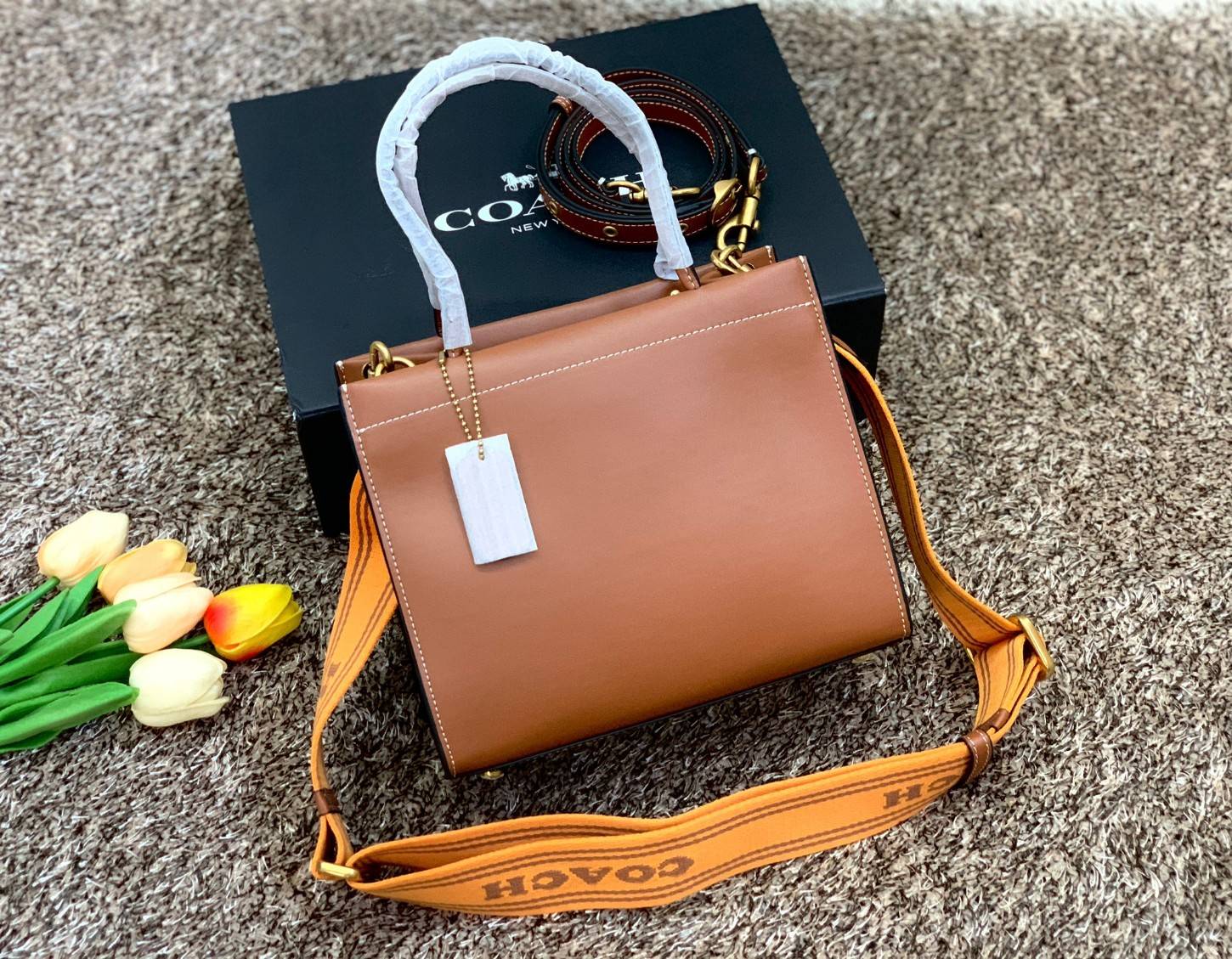 สินค้าออกใหม่ยังไม่ช้อปเข้าไทยจ้าา พร้อมส่งที่นี่ที่เดียว แค่สายสะพายก็คุ้มแล้วจ้าา! COACH CASHIN CARRY TOTE ((C8544)) พร้อมส่งที่ไทย สวยก่อนใครรับสงกรานต์นี้ค่าา! กระเป๋าทรงTote หนังแท้เรียบ นิ่มสวยงามค่ะ